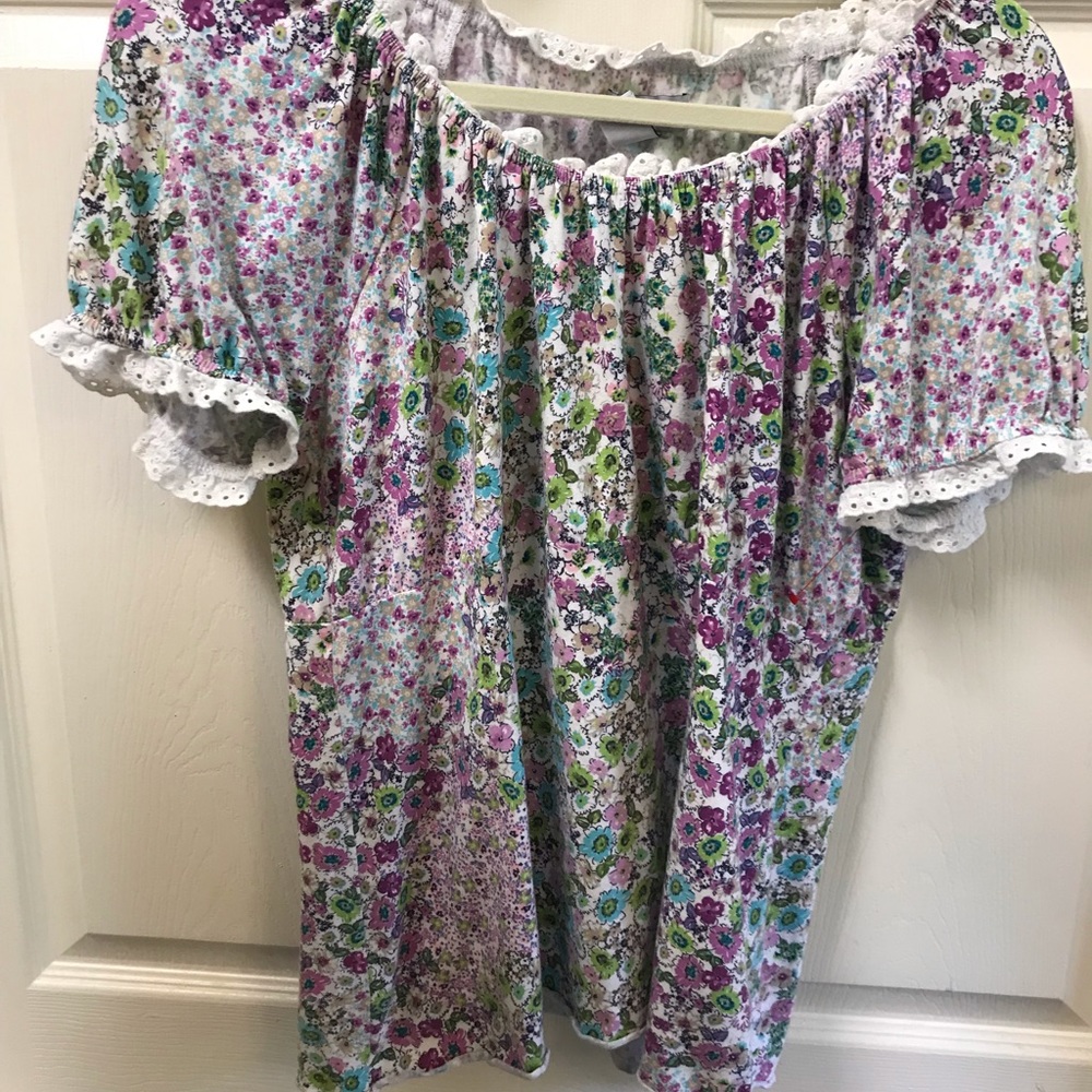 Caribbean Joe L floral top. Eyelet trim Stretchy